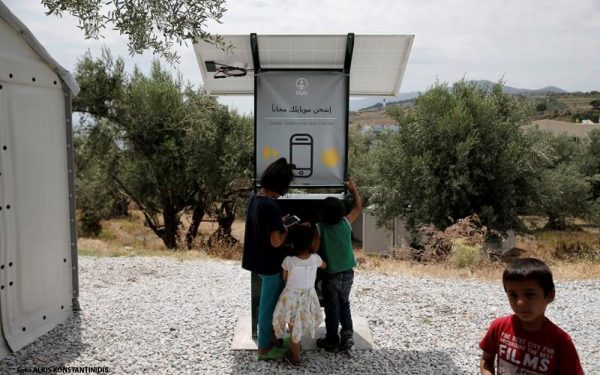 smartphone-zonne-energie-vluchtelingen-optimist2