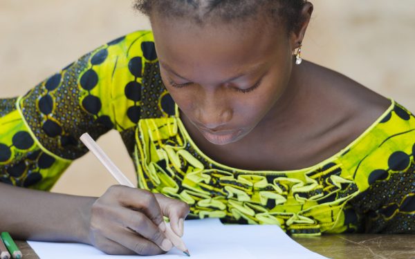 meisje-ontwikkelingsland-investeren-onderwijs-optimist