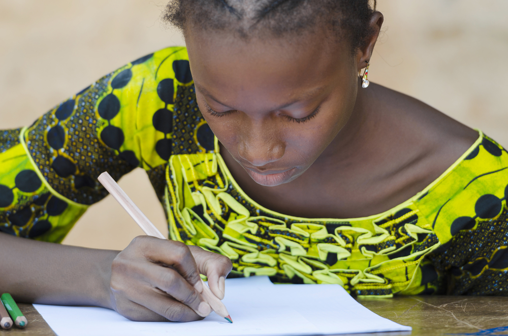 meisje-ontwikkelingsland-investeren-onderwijs-optimist