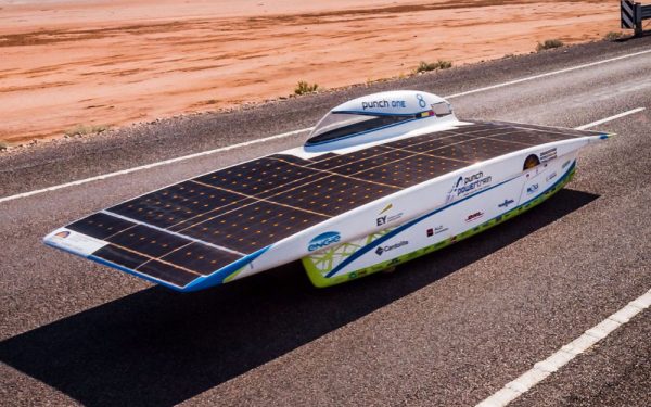 auto-op-zonne-energie-punch-powertrain-solar-team-optimist