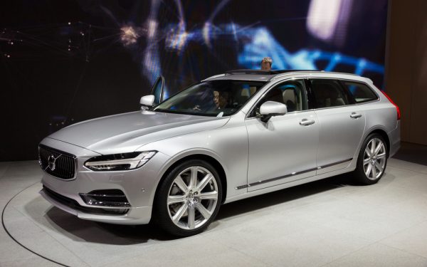 volvo-v90s-waarschuwen-elkaar-voor-gladde-wegen-optimist