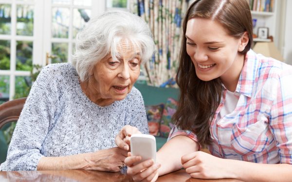 ouderen-krijgen-hulp-en-jongeren-verdienen-zakcentje-met-yoho-app-karin-groeneveld-optimist2