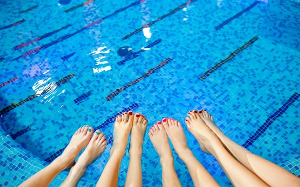 schoon-zwembad-zonder-chloor-uv-licht-maakt-mogelijk-optimist