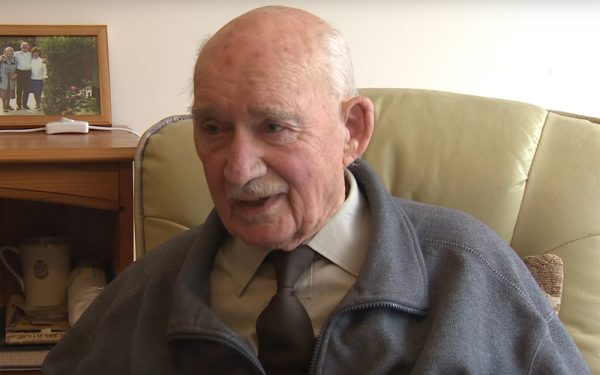 89-jarige-man-vindt-nieuwe-baan-als-barman-youtube-optimist