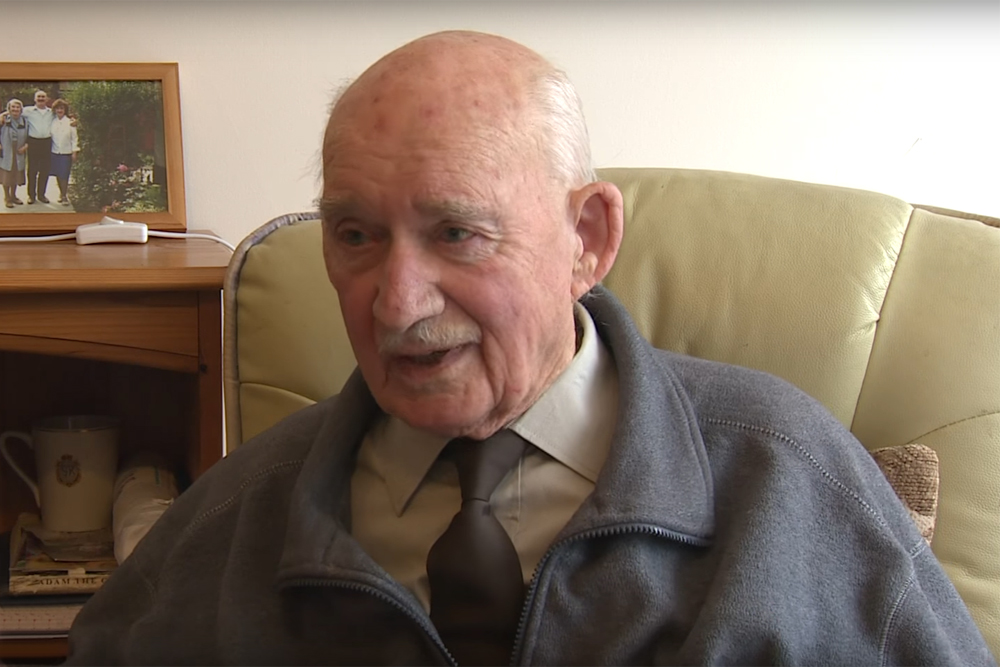 89-jarige-man-vindt-nieuwe-baan-als-barman-youtube-optimist