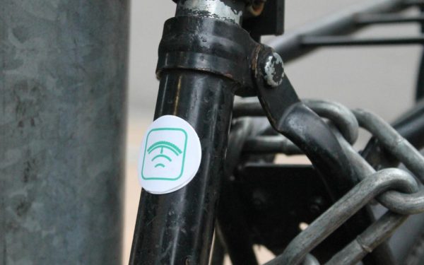 met-slimme-sticker-sneller-fiets-terugvinden-optimist