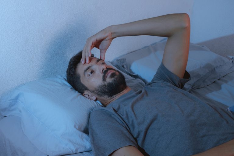 Elke nacht op hetzelfde tijdstip wakker worden zegt veel over je gezondheid The Optimist