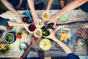 Samen eten: de simpele sleutel tot geluk en gezondheid
