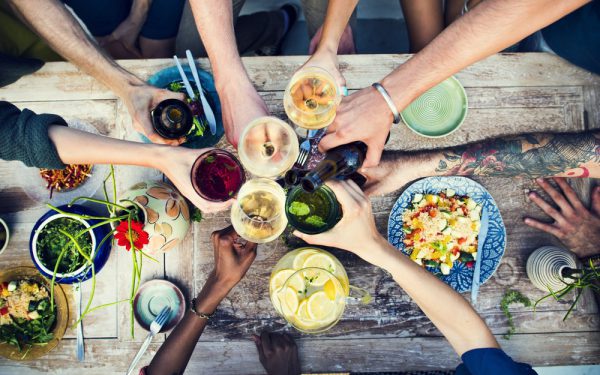 Samen eten: de simpele sleutel tot geluk en gezondheid