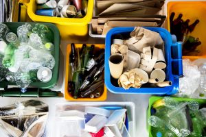 Leerlingen sturen plastic afval terug naar producenten