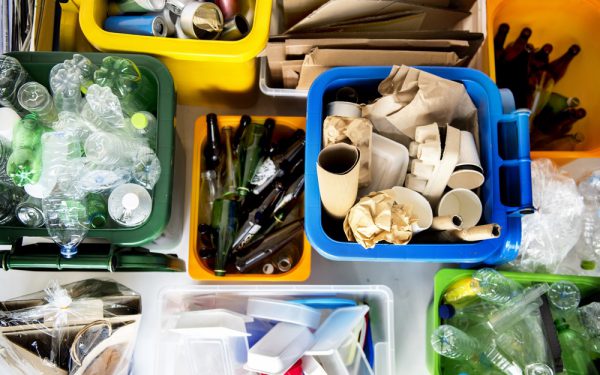 Leerlingen sturen plastic afval terug naar producenten