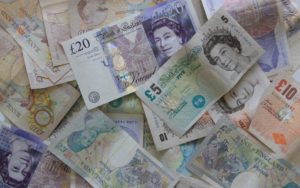 Engelse bank print eigen geld voor goede doelen