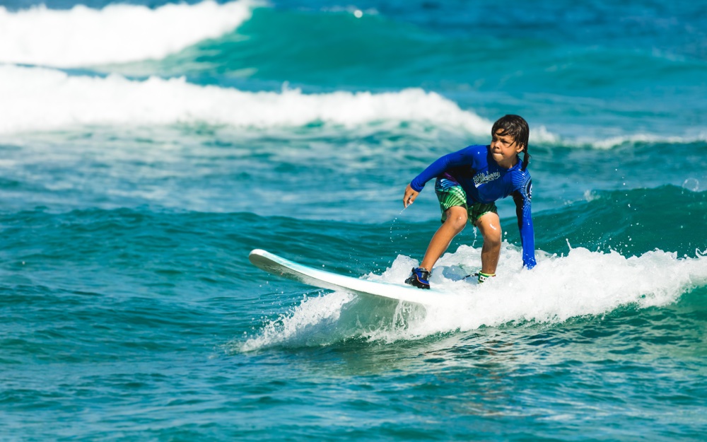 Positief nieuwsoverzicht: surflessen voor jongeren, stijgende lonen en meer