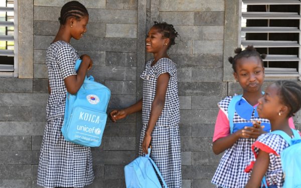 Out of the (gerecyclede) box denken: Ivoriaanse scholen gemaakt van plastic