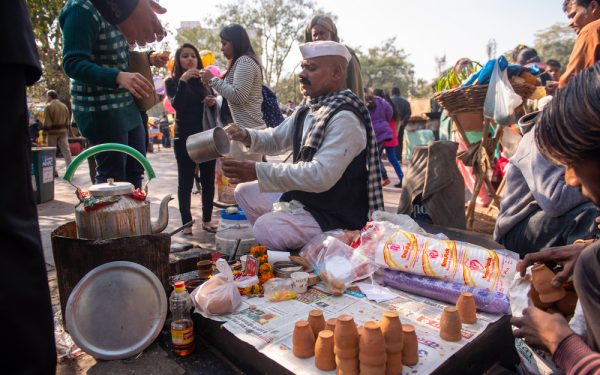 Connaught,Place,,Delhi/india-,January,10,2017:,Indian,Tea,Seller,Using