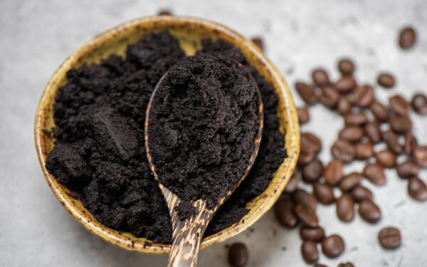 Closeup,Used,Coffee,Grounds,In,Wooden,Spoon