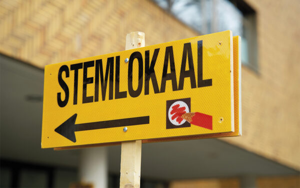 Dutch-language,Sign,That,Points,The,Way,To,The,Polling,Station